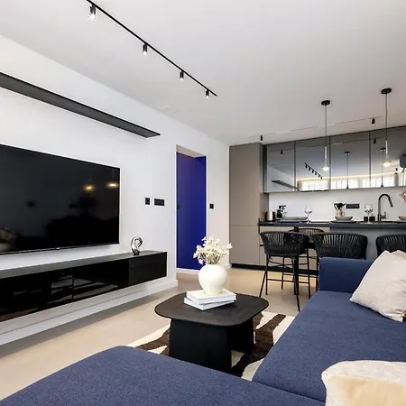 Beautifully Brand New In Apartment Split