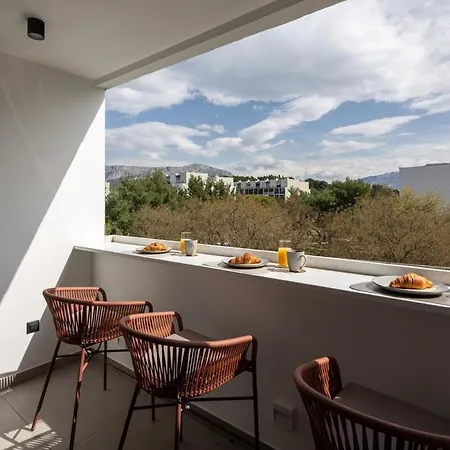 Beautifully Brand New In Apartment *