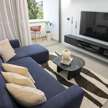 Beautifully Brand New In Daire